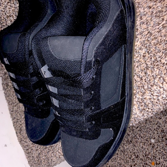 Jet black men’s kicks - Picture 2 of 2
